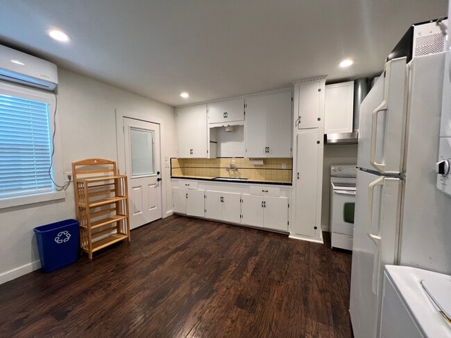 Building Photo - 927 Donaldson Ave