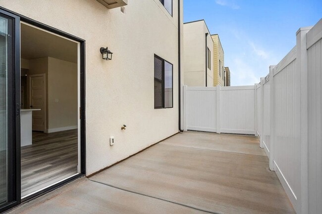 Building Photo - Brand New 3 Bedroom Townhome in Washington