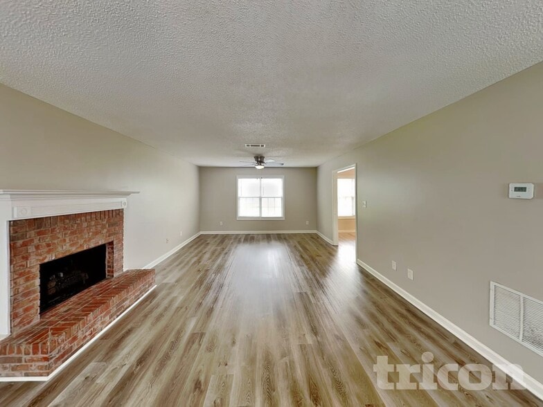 Building Photo - 1055 Maria Dr