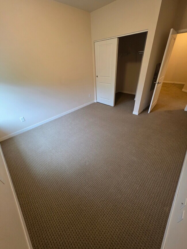Building Photo - 2 Bedroom | 1 Bathroom 3rd Floor Apartment...