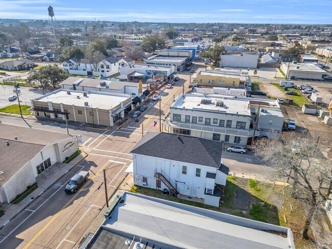 Building Photo - 401 E Main St