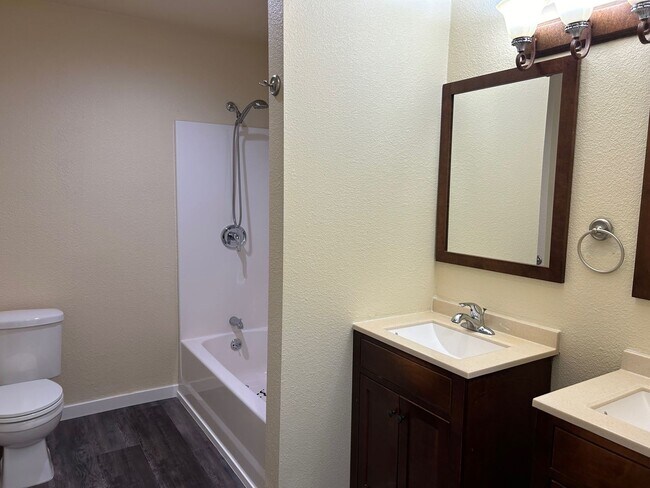 Building Photo - Updated Spacious Home!