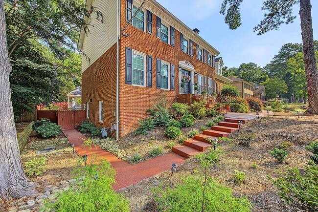 Building Photo - 2132 Dunwoody Glen