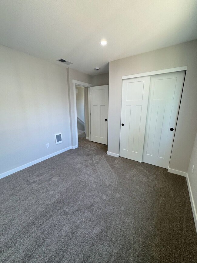 Building Photo - Newly Built 3 Bed, 2.5 Bath Cottage Homes with Free Wifi Internet