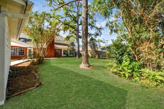 Building Photo - 15919 Lake Lodge Dr