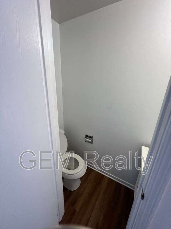 Building Photo - 405 Carnaby St