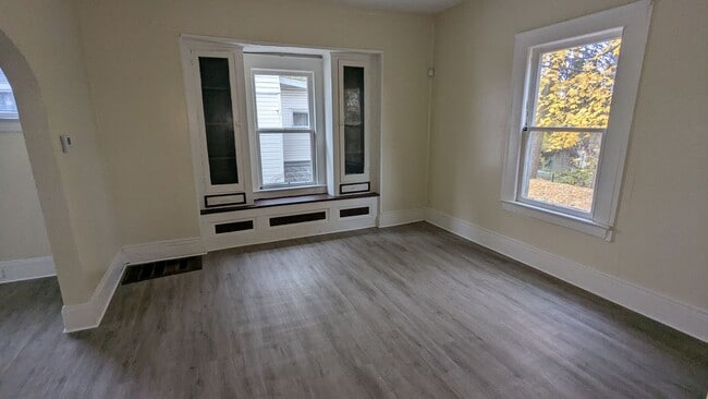 Building Photo - Welcome to this charming 3-bedroom, 1-bathroom home located in the heart of Akron