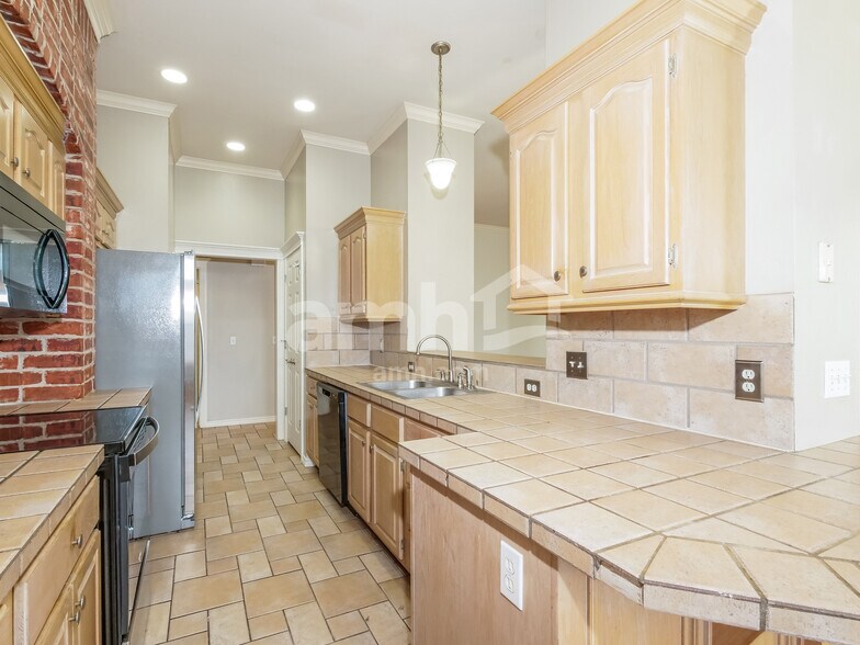 Building Photo - 17533 Zinc Dr