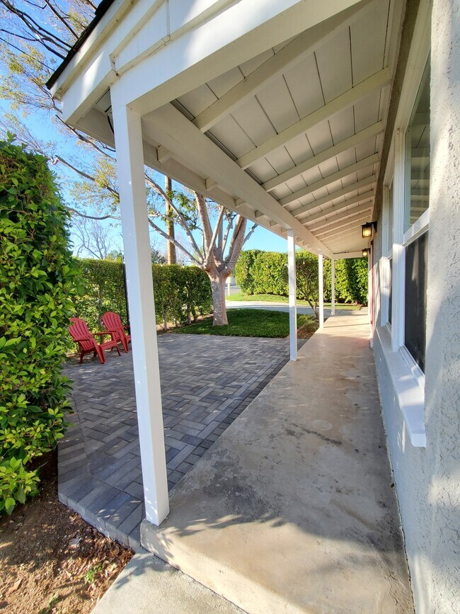 Building Photo - 10682 Center Dr