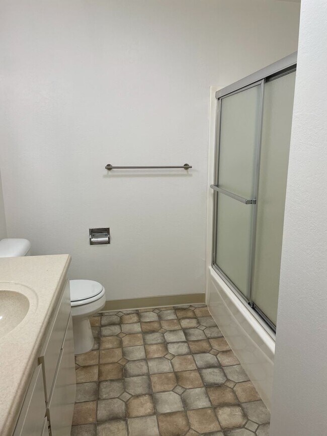 Building Photo - Very Clean 2 bedroom 1.5 bath Townhome; Ga...
