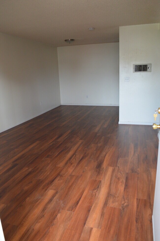 Building Photo - 621 D St