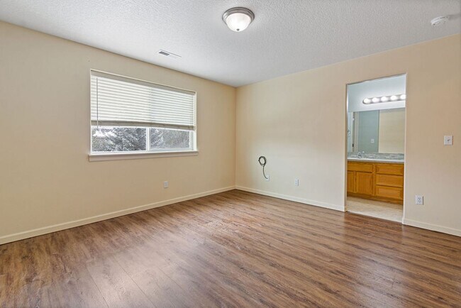 Building Photo - SPACIOUS LAYOUT! HARD SURFACE FLOORING, FE...