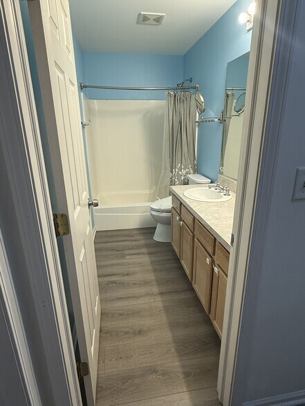 Bath - 1154 N Howe St