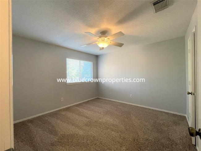 Building Photo - 1920 Oakbluff Dr