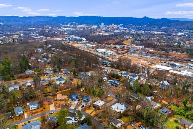 Building Photo - Longview Road
