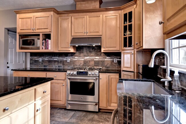 Building Photo - Spacious and Updated Yorktown Home