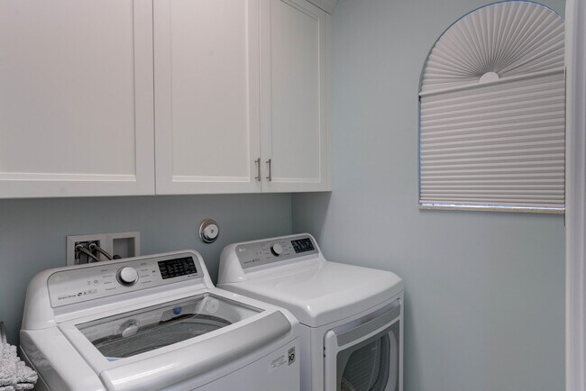 Building Photo - 131 Carmela Ct