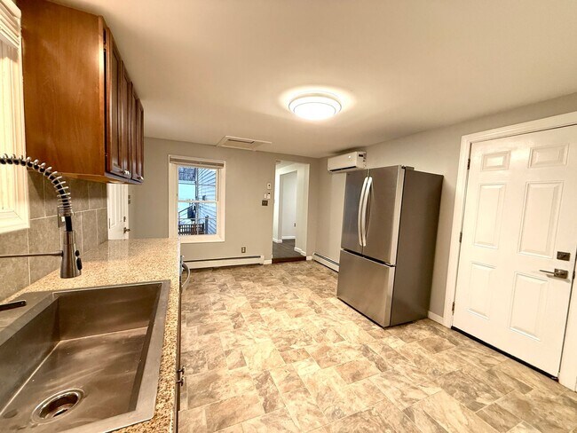 Building Photo - Walk to the Waterfront!|2BR Single-Family with Private Yard!