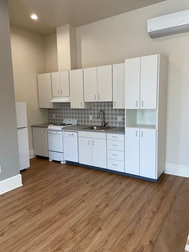 Building Photo - Recently Renovated Studio in Downtown Salem