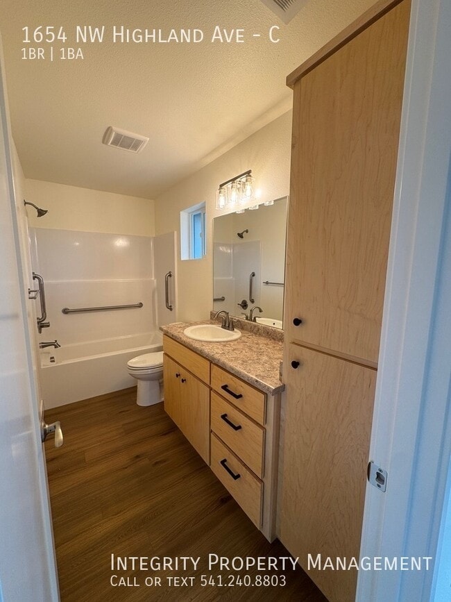 Building Photo - 1654 NW Highland Ave