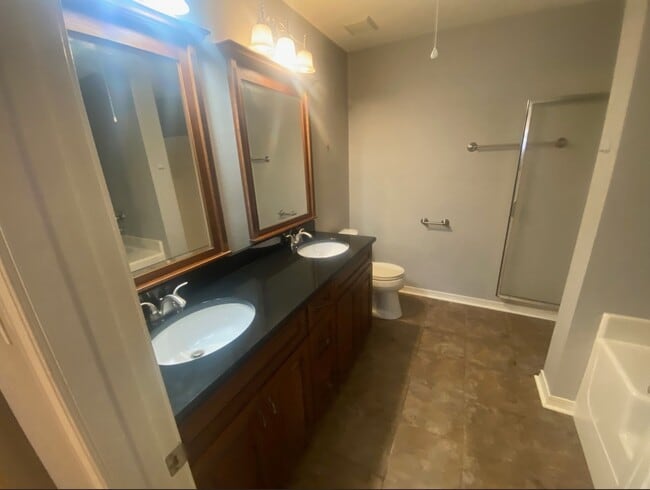 Building Photo - 8251 Magnolia Village Dr N