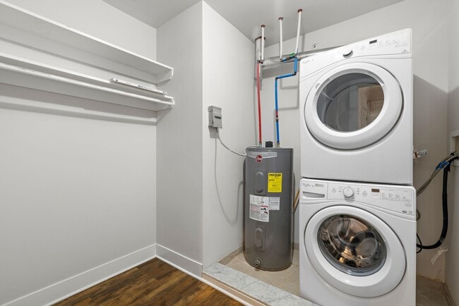 Building Photo - 6200 Hudson Ave