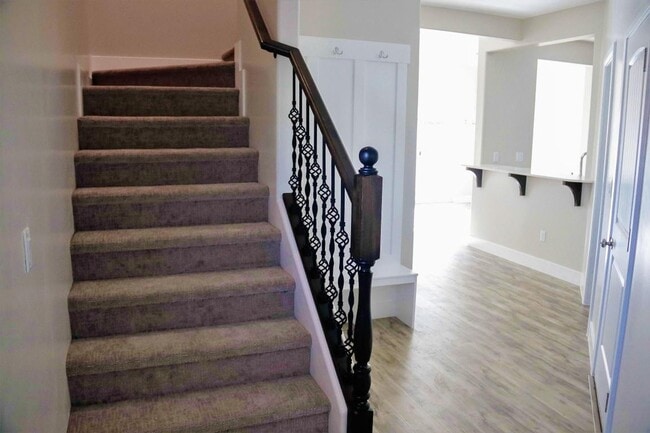Building Photo - Move-In Bonus!  3 bedroom, 2.5 bathroom To...