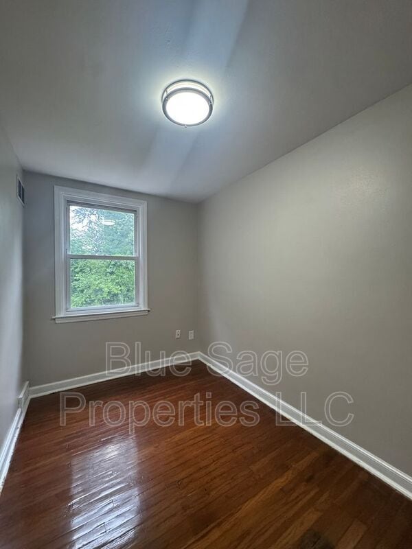 Building Photo - 554 S 4th St