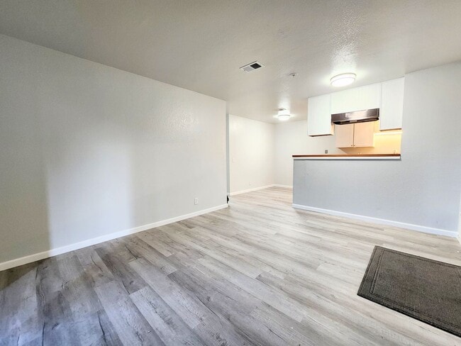 Building Photo - 3 Bedroom M Section Condo FOR RENT !