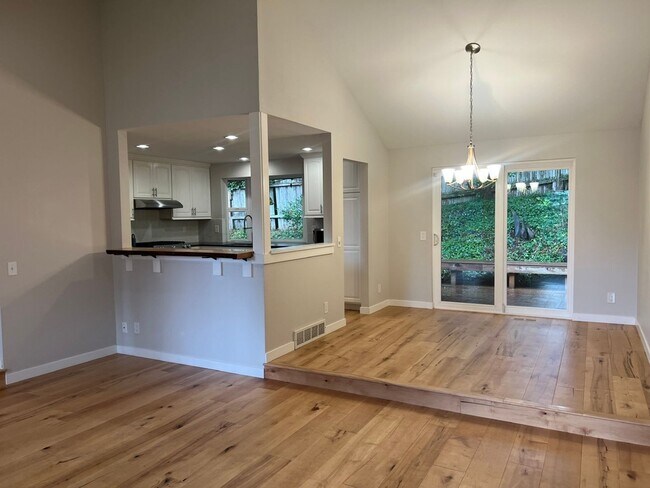 Building Photo - 4bd/2.5ba Bellevue Home