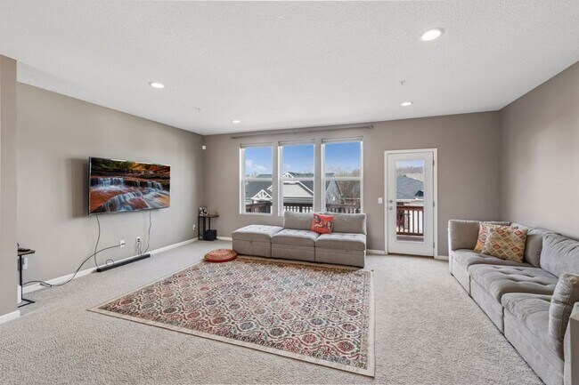 Building Photo - Spacious 3bed 3bath Townhome in Chaska!