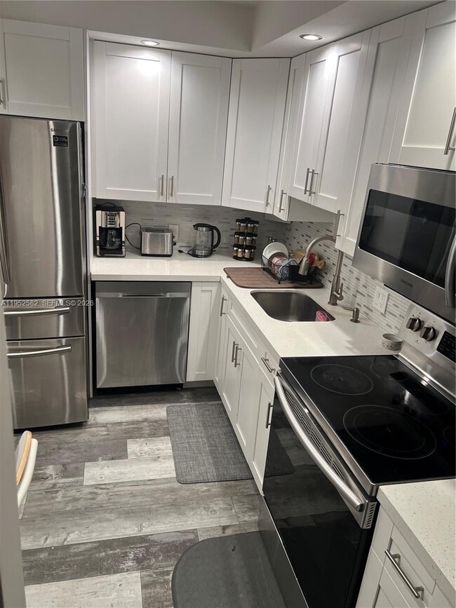 Building Photo - 3675 N Country Club Dr