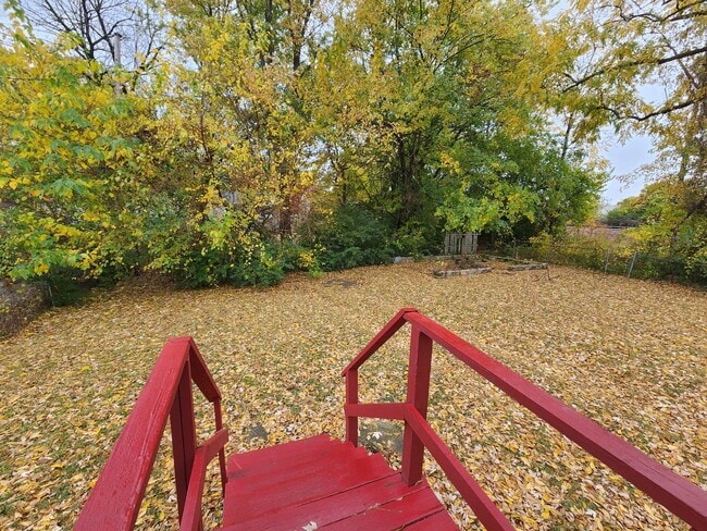 Building Photo - 3 Bedrooms, 1.5 Bath Brick Bungalow with Basement & Large Yard.  Close to UofL.