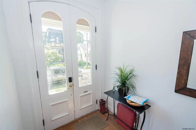 Building Photo - 178 Regent St