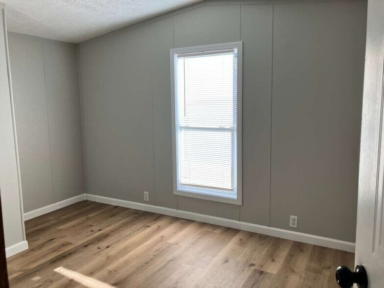 Building Photo - 44 Deerwood Park