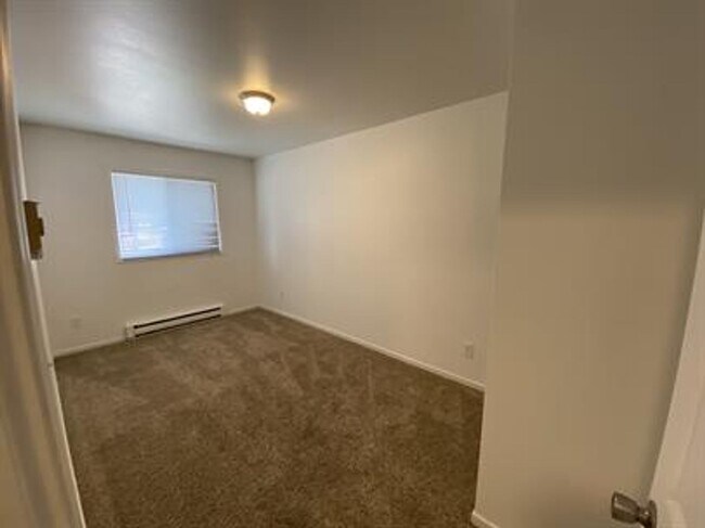 Building Photo - 500 S Circle Dr