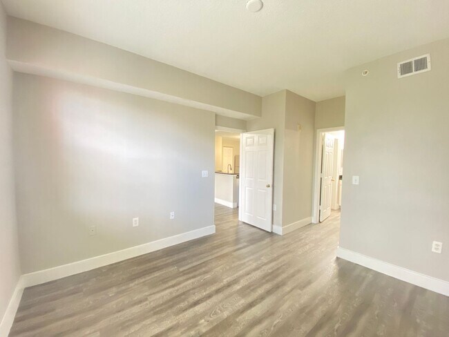 Building Photo - 1 Bedroom / 1 Bath Condo in Gated Community.