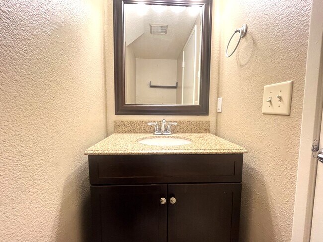 Building Photo - 3 bed, 2.5 bath located in Corona, CA!