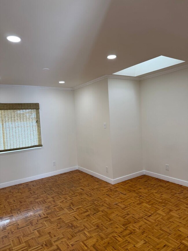 Building Photo - 2523 S Bentley Ave
