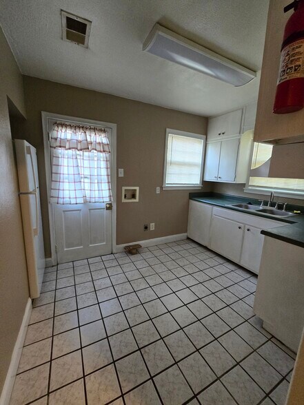 Primary Photo - 2691 Milton Ave