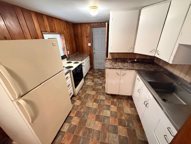 Building Photo - 221 W Way St