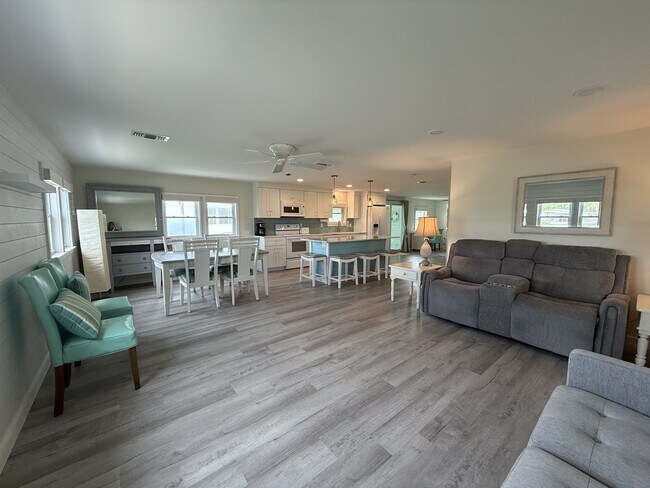 Building Photo - 637 Los Altos