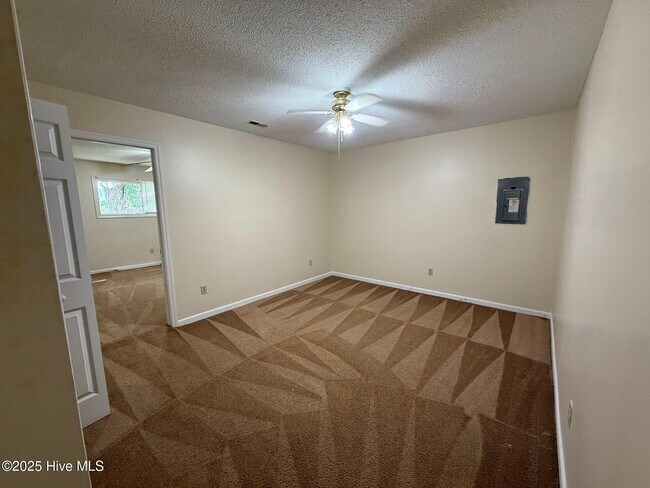 Building Photo - 105 Pecan Ln