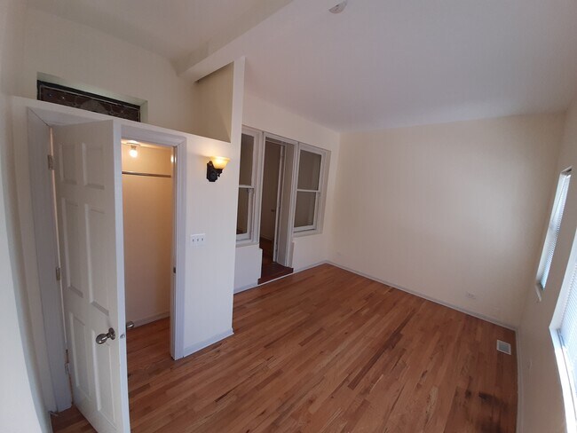 Building Photo - 5118 N Kenmore Ave