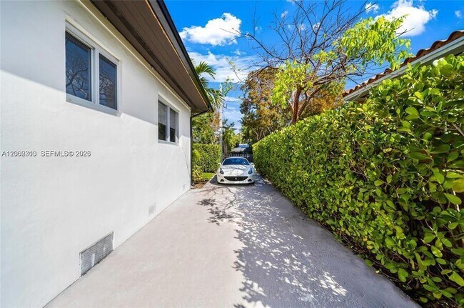 Building Photo - 3531 SW 1st Ave