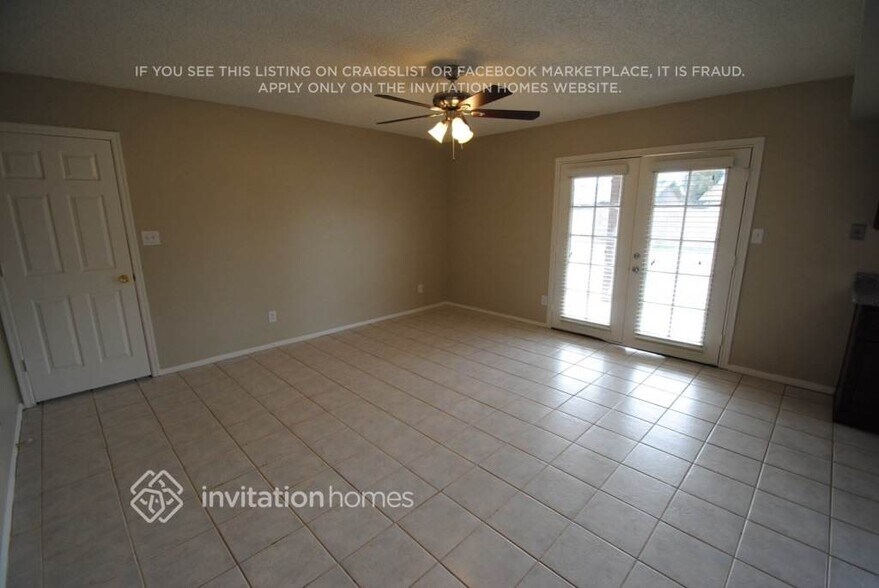 Building Photo - 3265 E Carmel Ave