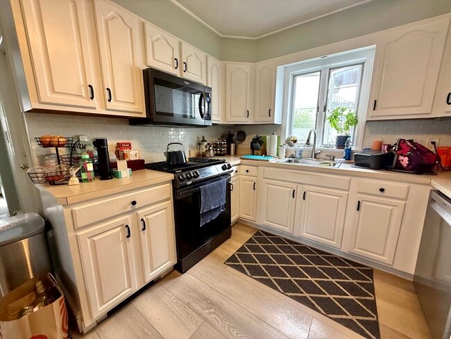 Building Photo - 15 Putnam St