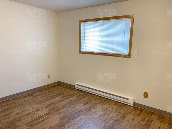 Building Photo - 533 Strachan Dr