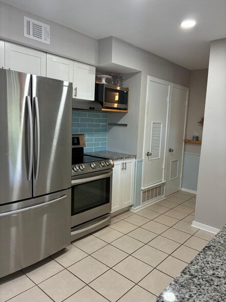 Building Photo - 105 W Silver Sands Dr