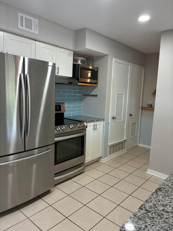 Building Photo - 105 W Silver Sands Dr